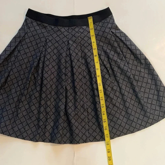 Uniqlo pleated stretch mini skirt, black,  tan geometric print. Women’s size M - Picture 5 of 9